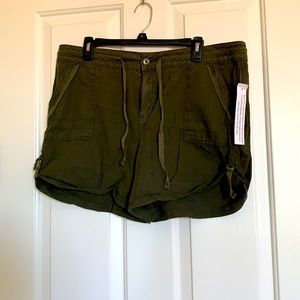 Dark green mid rise shorts